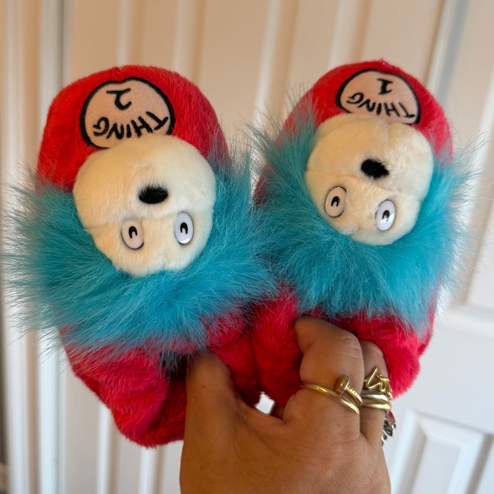 Dr. Seuss Vibrant Red Slippers Universal Studios 
Size: Youth (Small) - Picture 6 of 8